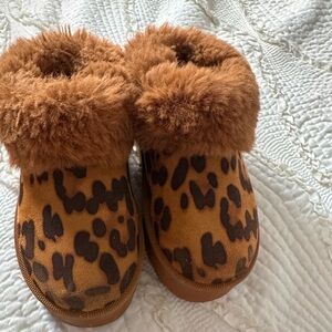 Leopard Print Fuzzy Slippers